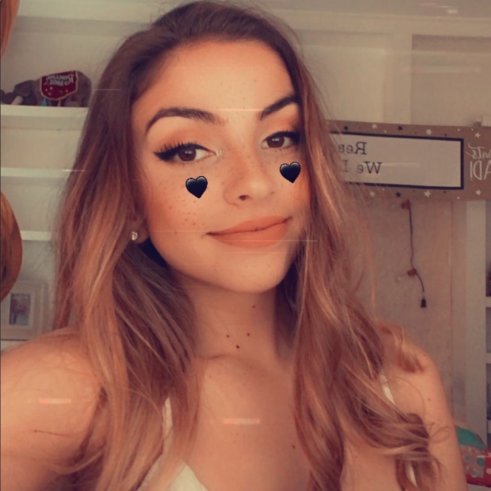 Meet your Posher, Claudia